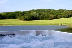 hot tub at pinnon lake cabins hot tub