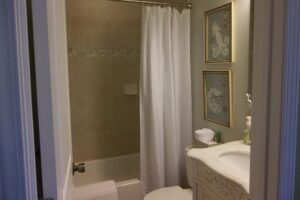 Cabin 2 – Suite Forever bathroom image main