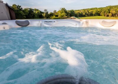 hot tub at pinnon lake cabins