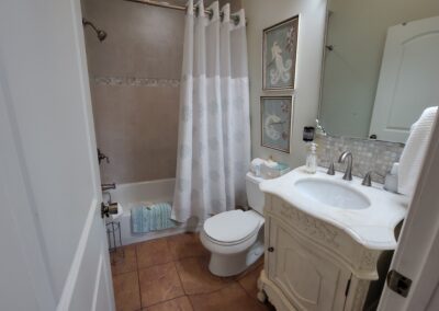 Pinnon Lake Cabins bathroom